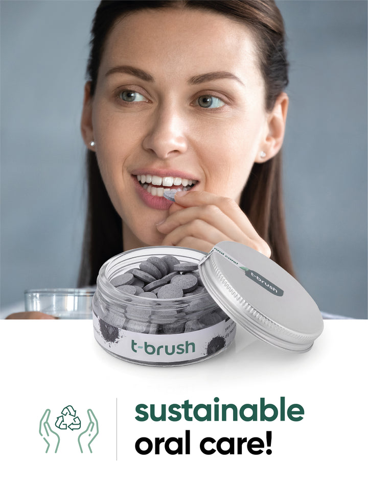 t-brush Activated Charcoal Tandpasta Tabletten, op model2