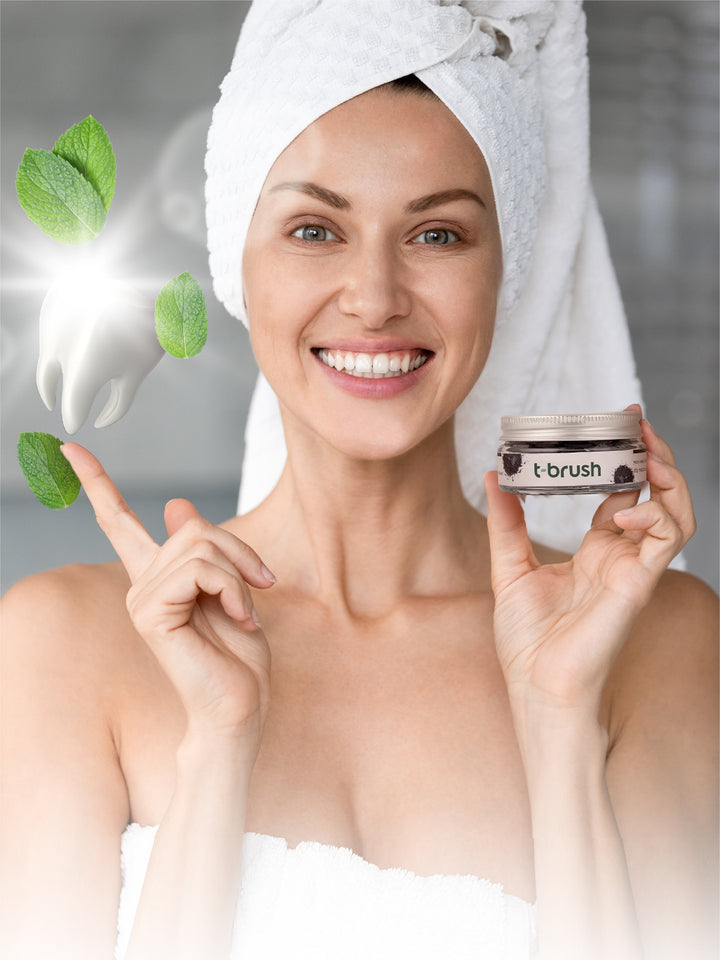 t-brush Activated Charcoal Tandpasta Tabletten, op model3